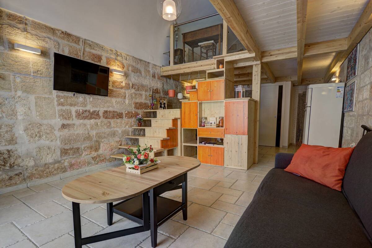 Studiosuite, 1 soverom, tekjøkken | Oppholdsrom | En 32-tommers LED-TV med digitale kanaler samt TV