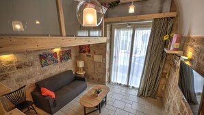 A cozy living area with a sofa, coffee table, and a fireplace. - B&B Frugis (Polignano a Mare)