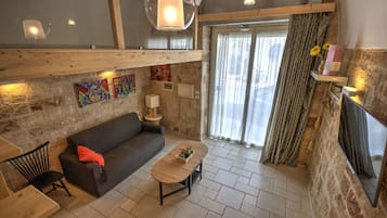 Studio Suite, 1 Bedroom, Kitchenette | Ruang tamu | 32 inci televisyen LED dengan digital, TV
