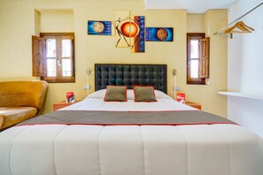 Desk, soundproofing, free WiFi, bed sheets - OYO Casa del Cigroner (Xàtiva)