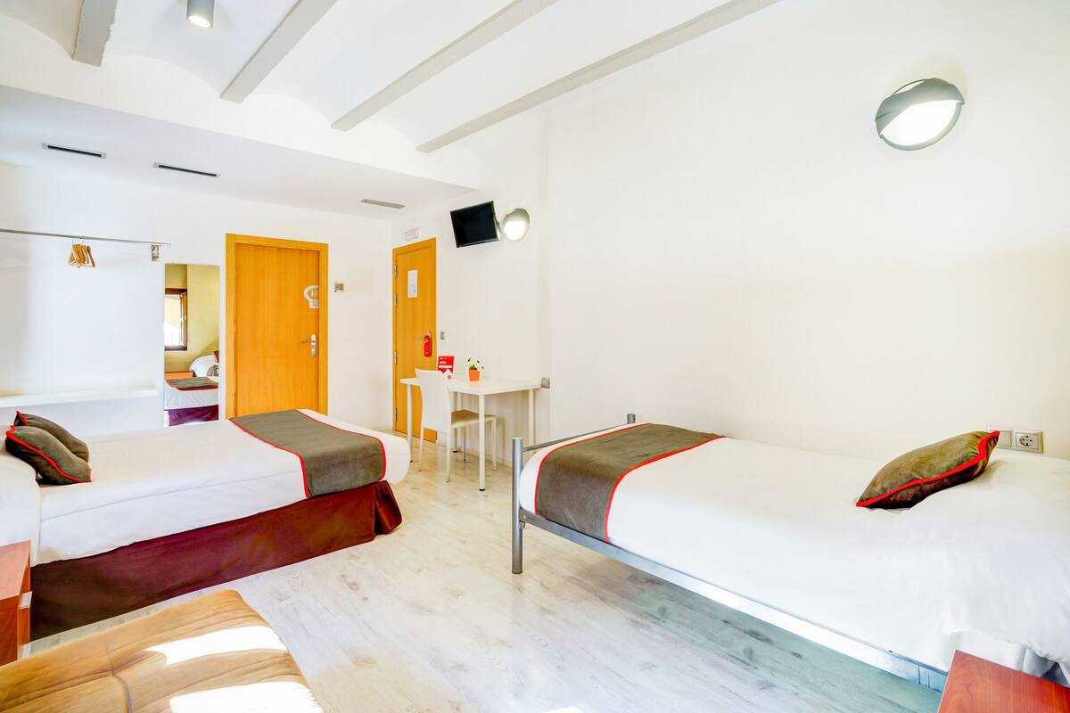 Desk, soundproofing, free WiFi, bed sheets
