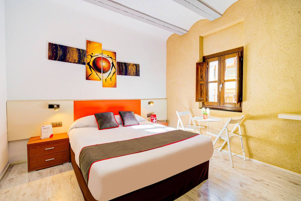 Desk, soundproofing, free WiFi, bed sheets