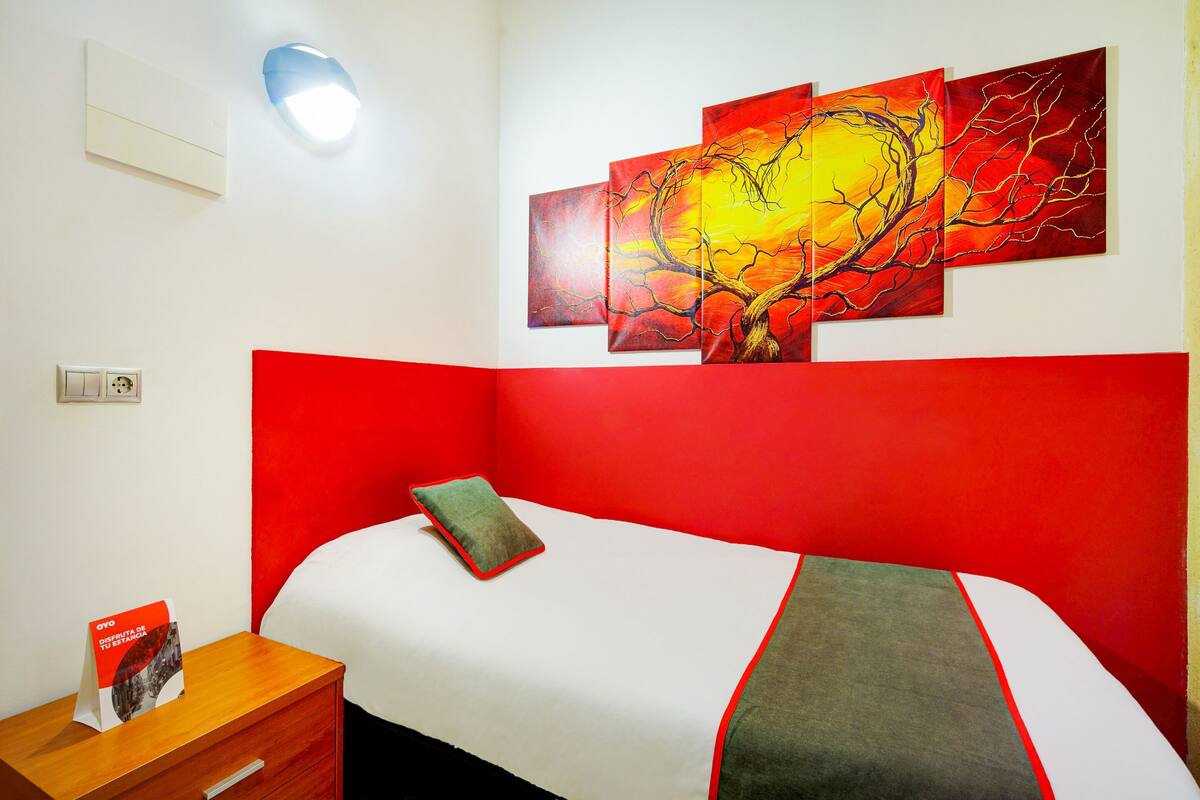 Desk, soundproofing, free WiFi, bed sheets