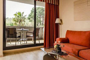 セーフティボックス (室内)、デスク、遮光カーテン、WiFi (無料)