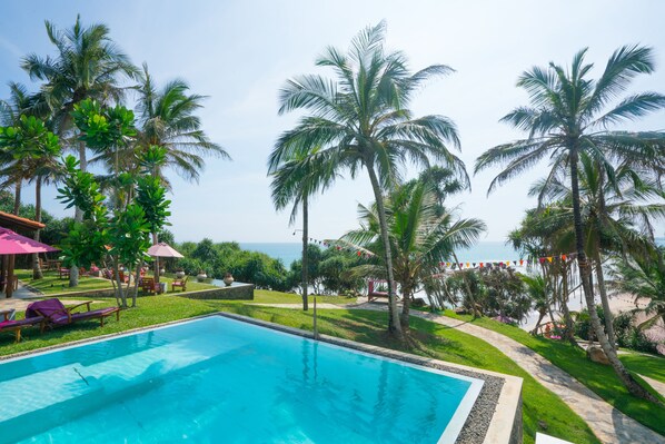 Outdoor pool, an infinity pool, sun loungers