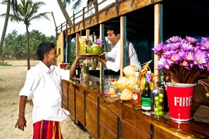 Bar en bord de piscine