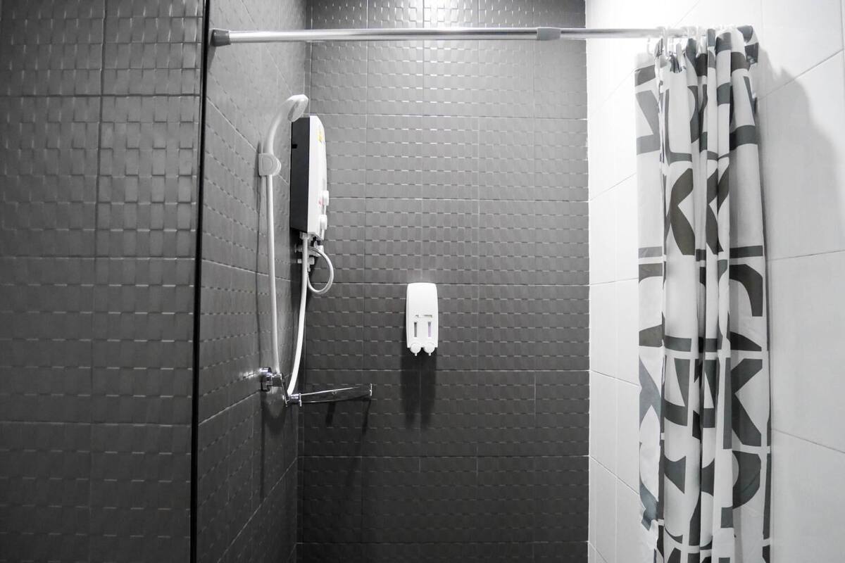 shower, free toiletries, hair dryer, slippers