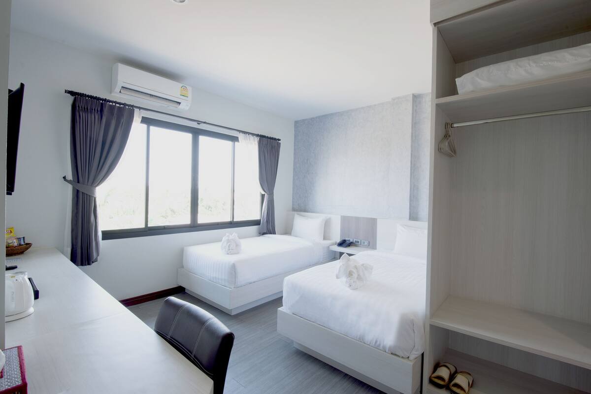 Superior Twin | Minibar, desk, blackout drapes, WiFi (free)