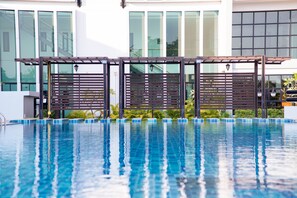 Piscine intérieure, piscine extérieure