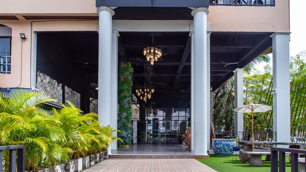 Un immeuble sur lequel on peut lire l’inscription : « PARC, appartements de luxe avec services, au cœur de la ville ».