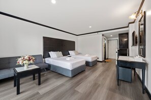 Standard Twin Room | Free WiFi - Town In Town Garden Resort (Bangkok)