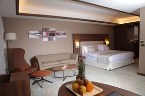 Junior Suite with Free Airport Transfer | 1 dormitorio, ropa de cama de alta calidad, minibar y caja fuerte