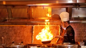 2 restauranter, frokost serveres, lokale og internasjonale retter