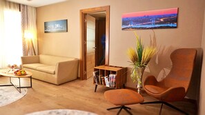 Suite (King) with Free Airport Transfer | Living room