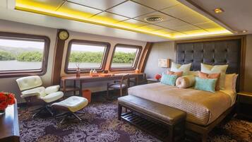 Junior-Suite, Flussblick | Hochwertige Bettwaren, Minibar, Zimmersafe, Schreibtisch