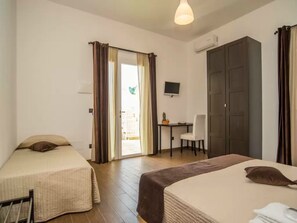 Standard Triple Room | Minibar, in-room safe, desk, soundproofing - Hotel Calabernardo Noto Marina (Noto)
