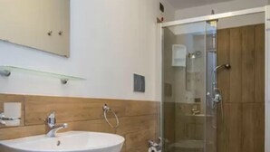Shower, free toiletries, bidet, towels - Hotel Calabernardo Noto Marina (Noto)