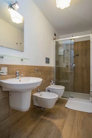 Regadera, amenidades de baño gratuitas, bidet, toallas