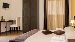 Minibar, in-room safe, desk, soundproofing - Hotel Calabernardo Noto Marina (Noto)