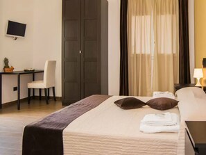 Minibar, caja de seguridad en la habitación y escritorio