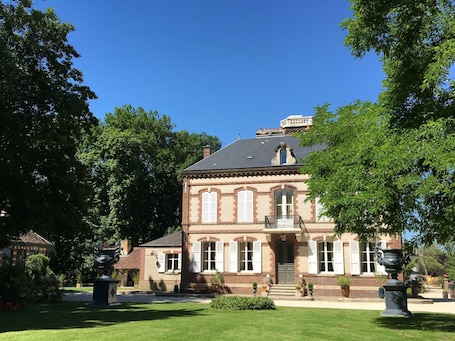 Front of property. Château de Montabert