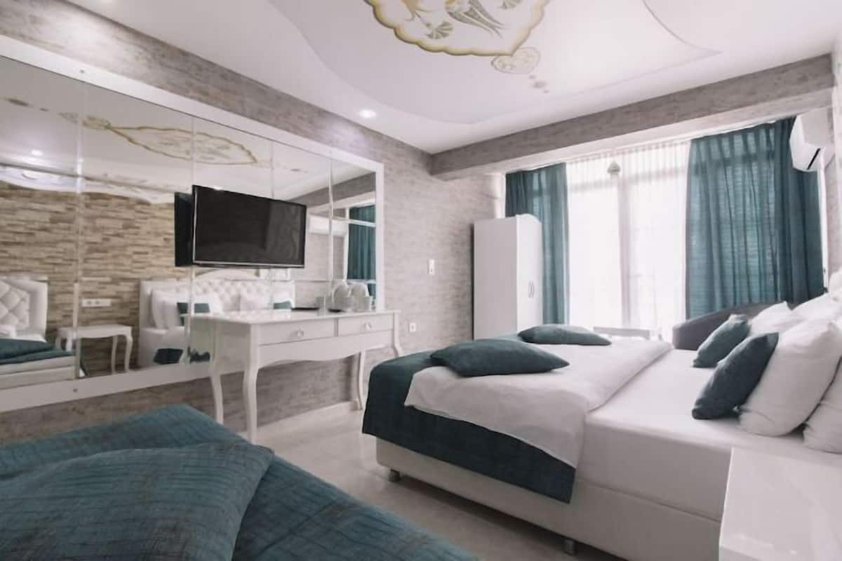 Roba de llit d'alta qualitat, caixa forta a l'habitació i escriptori