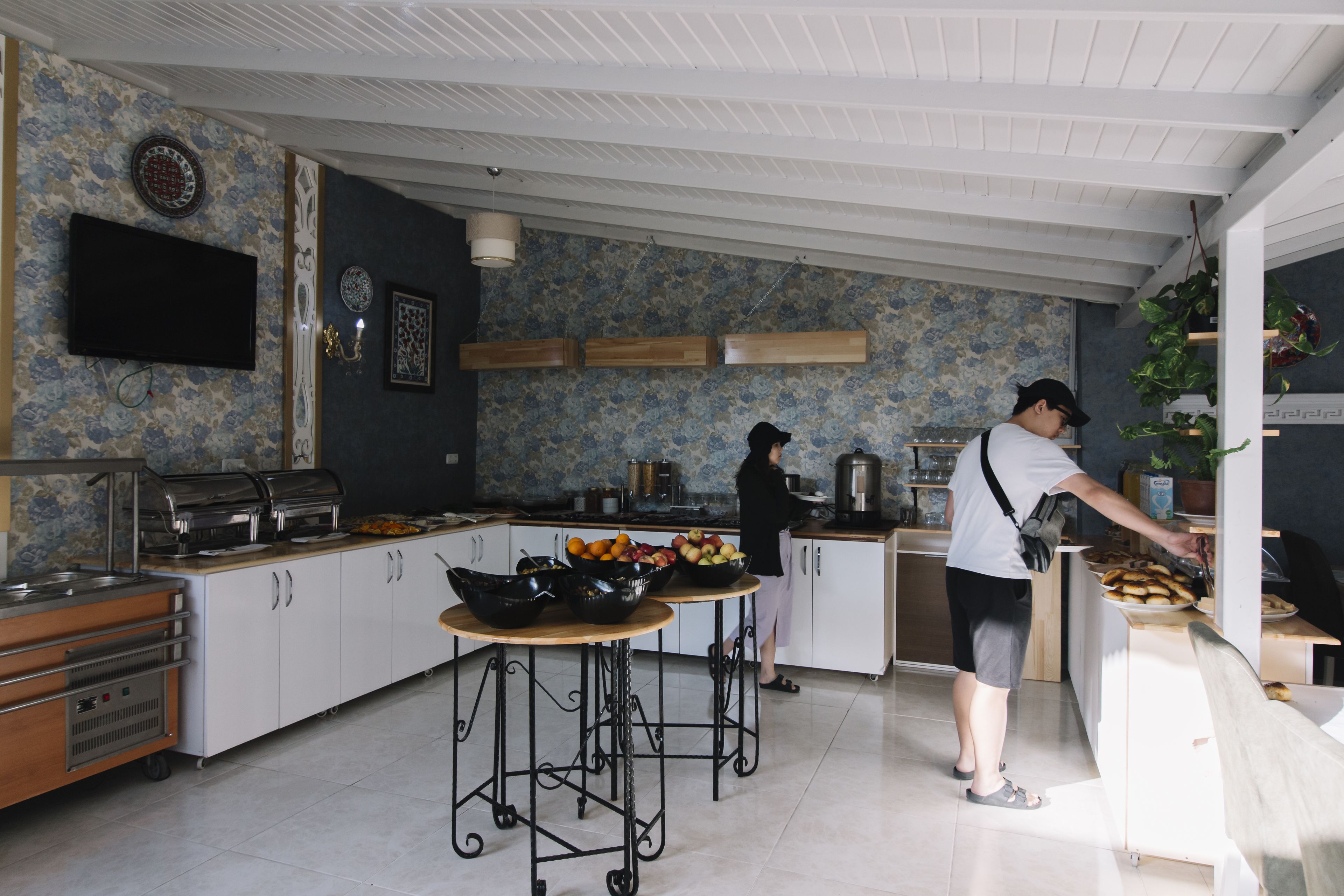 Una cocina con un montaje tipo bufé, que incluye una encimera con comida y un lavabo.