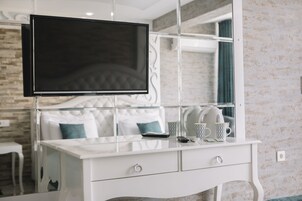 Ropa de cama de alta calidad y caja de seguridad en la habitación 