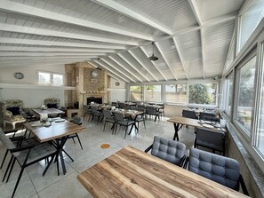 供应早餐、午餐和晚餐,土耳其菜