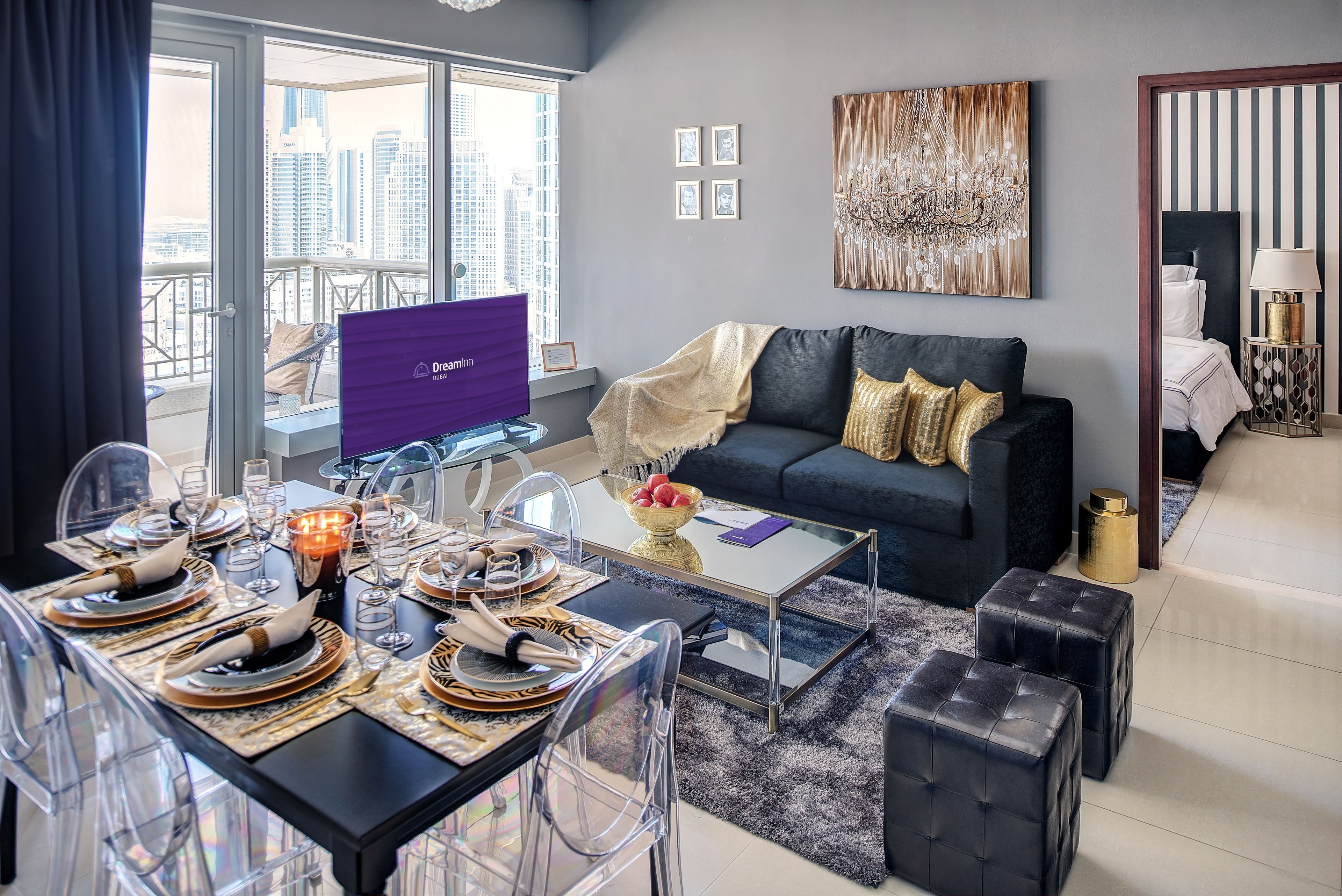 Ein modernes Wohnzimmer mit Essbereich, einer Couch und Blick auf die Stadt.