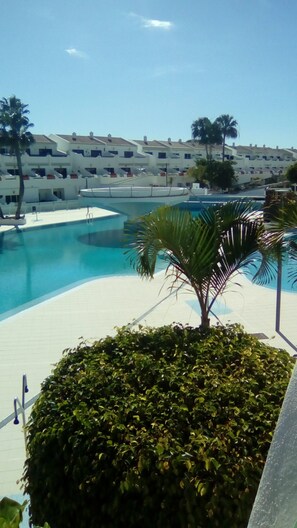 2 piscinas al aire libre, sombrillas, sillones reclinables de piscina