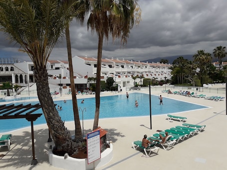 2 piscinas al aire libre, sombrillas, sillones reclinables de piscina