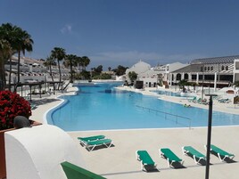 2 piscinas al aire libre, sombrillas, sillones reclinables de piscina