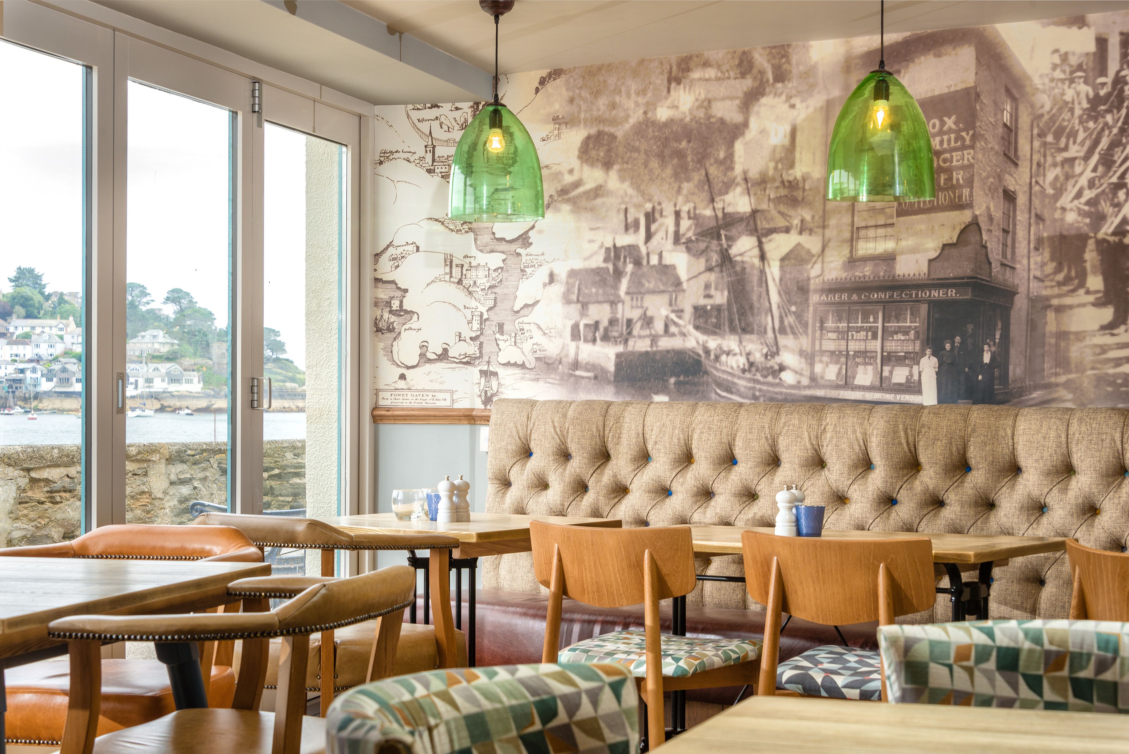 供應午餐和晚餐，英國料理