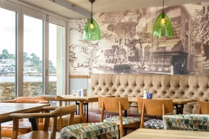 Phục vụ bữa trưa và bữa tối, món ăn Anh 