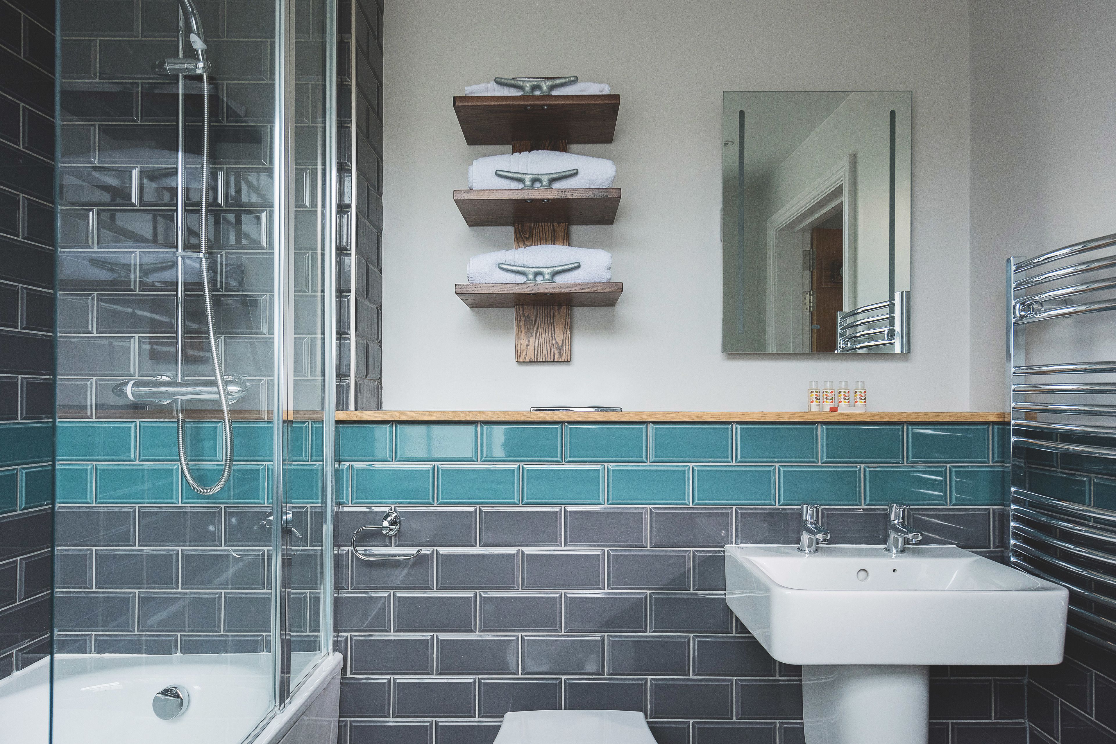 Dusche, kostenlose Toilettenartikel, Haartrockner, Handtücher