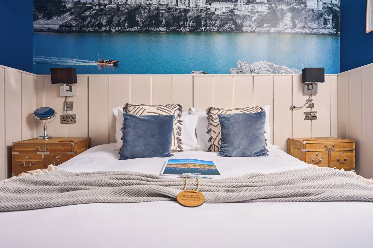 Signature Double Room | Premium bedding, desk, iron/ironing board (on request), WiFi (free)