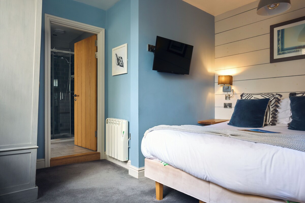 Signature Double Room | Premium bedding, desk, iron/ironing board (on request), WiFi (free)