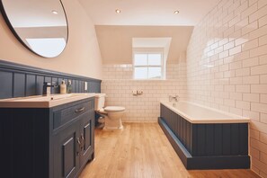 Apartamento, 2 quartos | Banheiro | Chuveiro, produtos de toalete grátis, secador de cabelo 