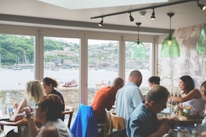 Déjeuner et dîner servis sur place, spécialités Cuisine anglaise