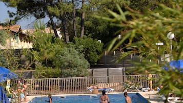 Una piscina al aire libre de temporada