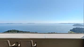 Junior Suite, Sea View | Hypo-allergenic bedding, minibar, in-room safe, desk