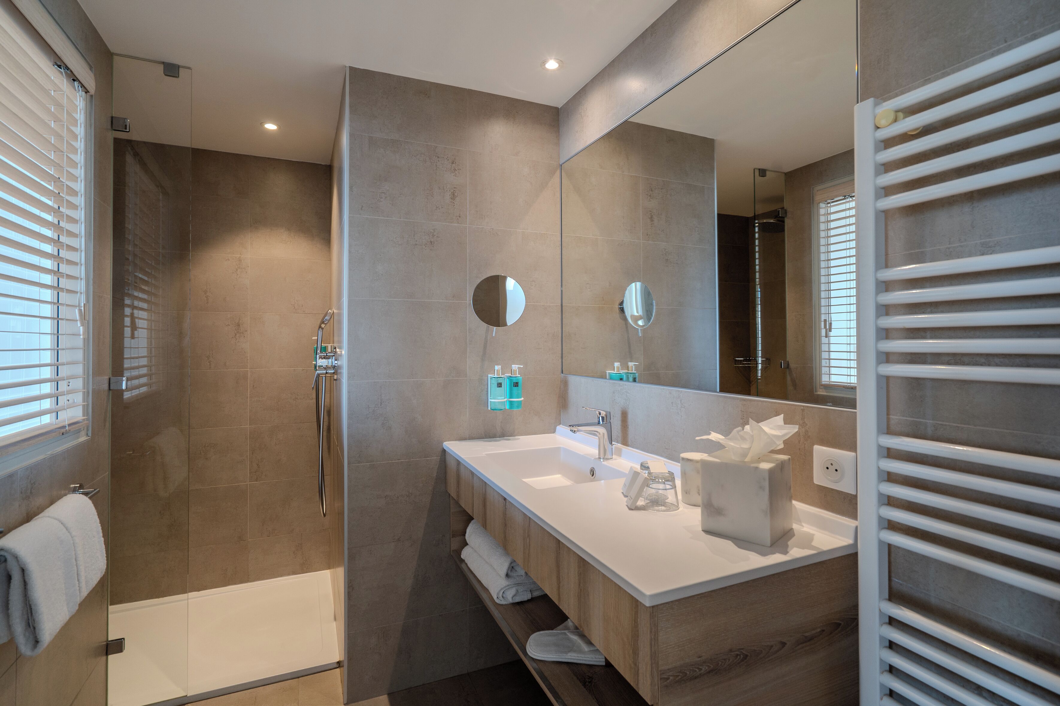suite prestige vue mer | bathroom | designer toiletries, hair dryer, bathrobes, slippers