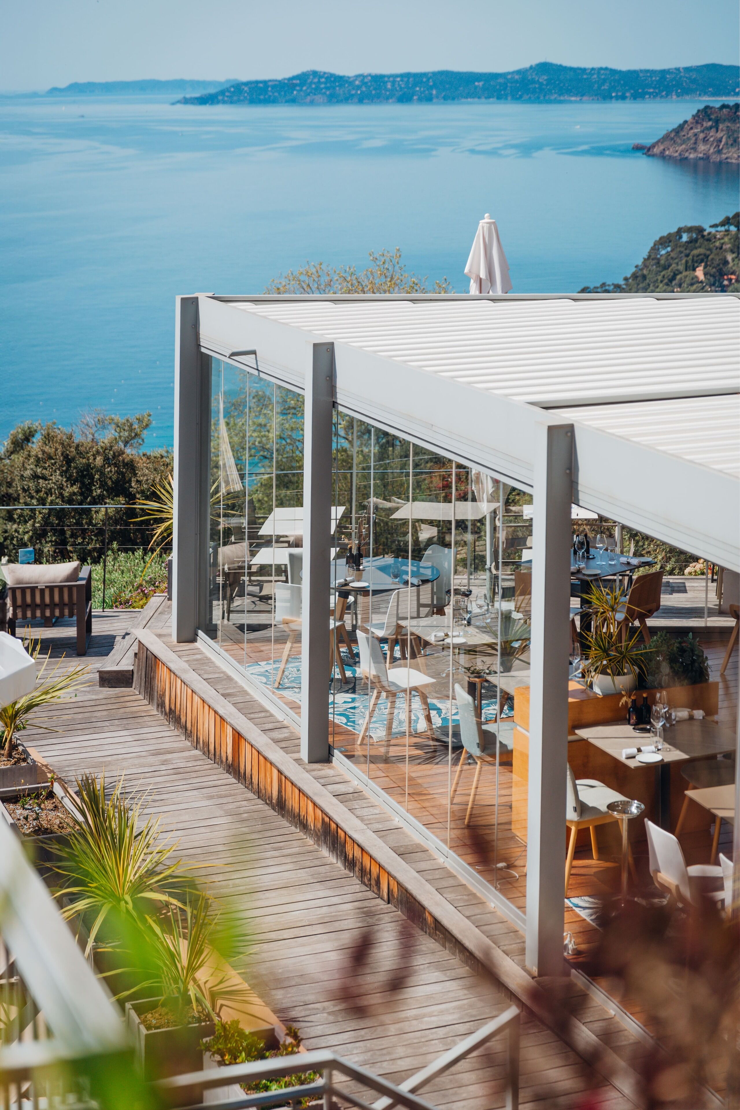 Déjeuner servi sur place, vue sur la piscine 