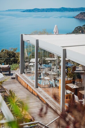 Se sirven almuerzos y cocina mediterránea (con vistas a la piscina)