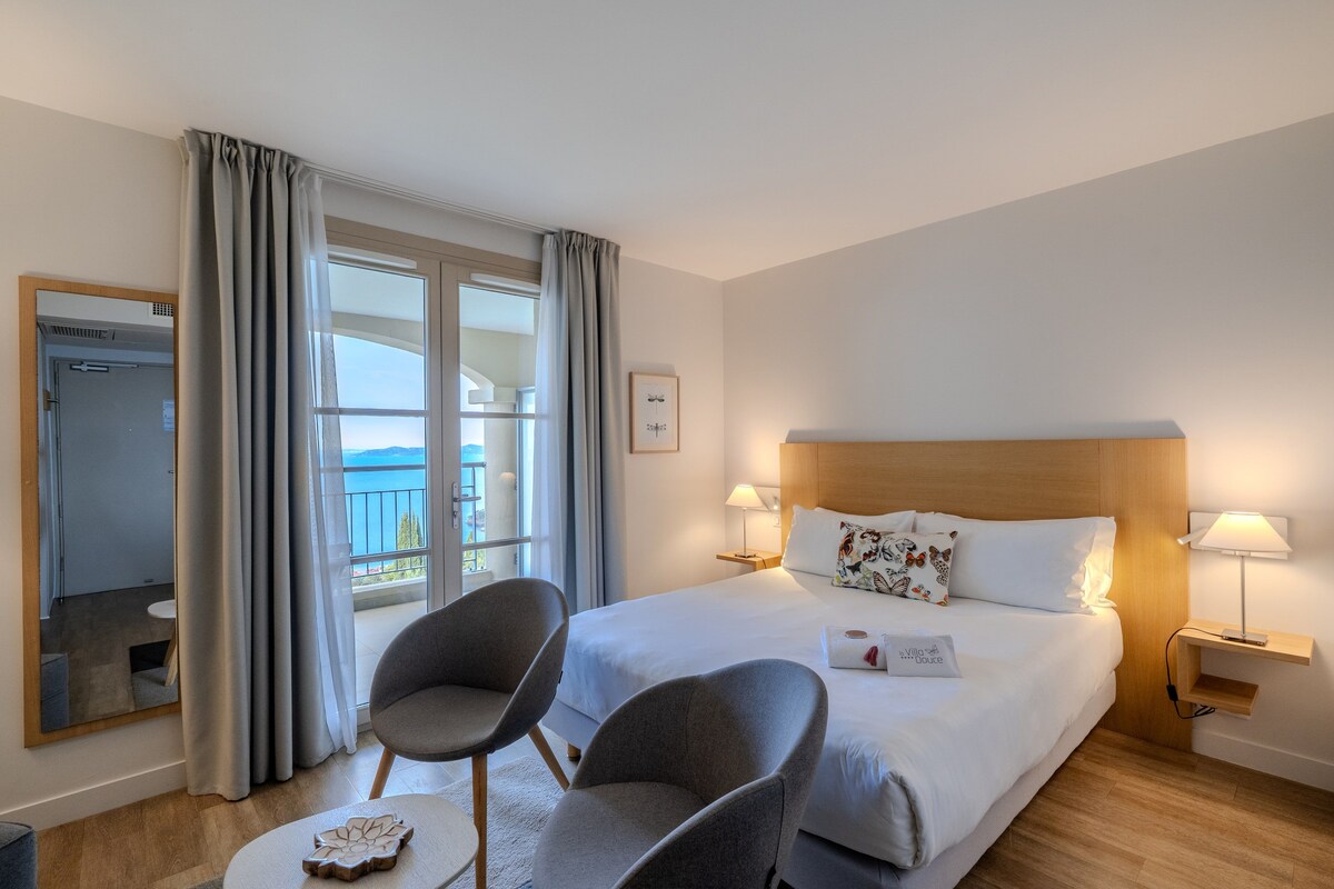Allergitestet sengetøy, minibar, safe på rommet og skrivebord