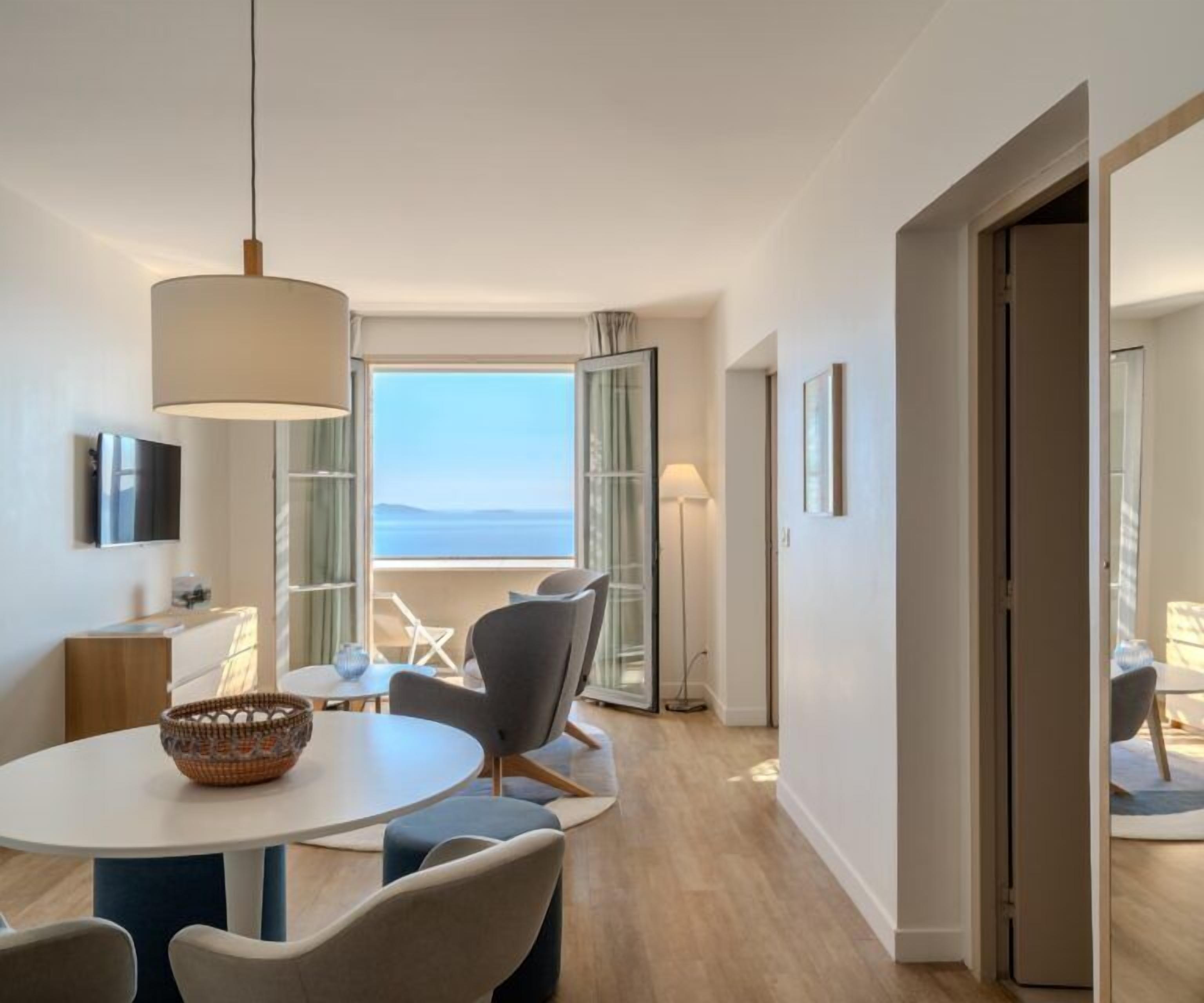 suite prestige vue mer | living area | flat-screen tv