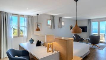 Suite Junior, vue mer | 1 chambre, literie hypoallergénique, minibar