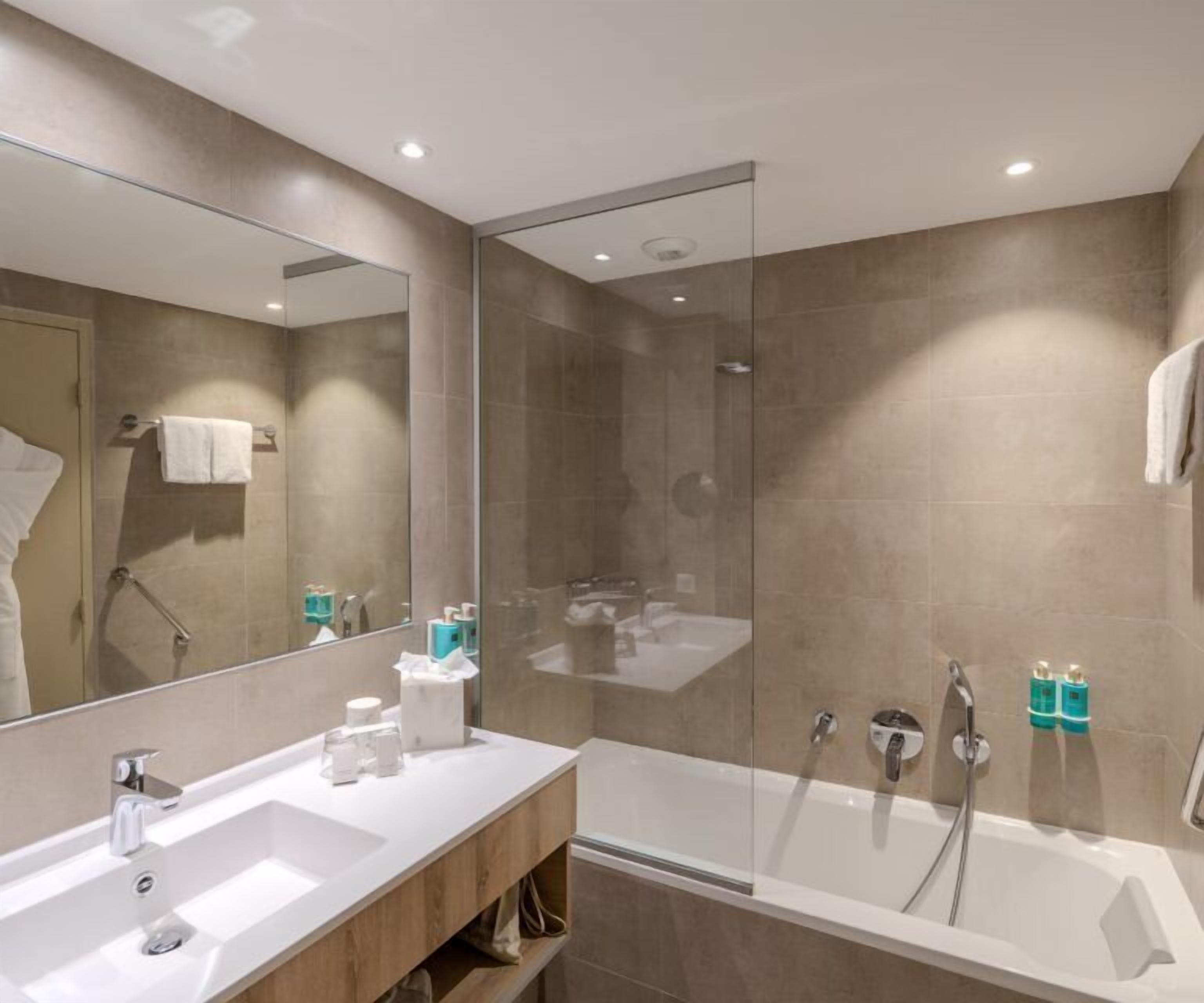 junior suite, sea view | bathroom | designer toiletries, hair dryer, bathrobes, slippers