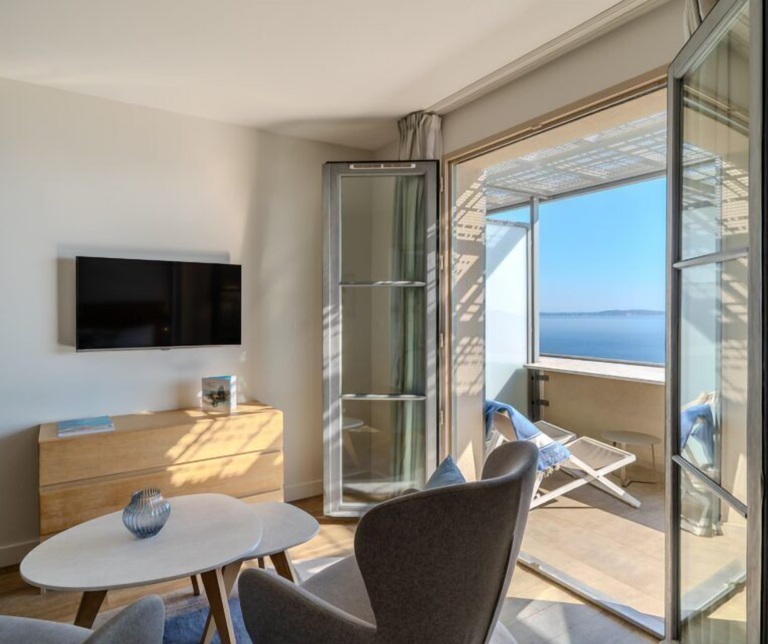 superior room, sea view | 1 bedroom, hypo-allergenic bedding, minibar, in-room safe